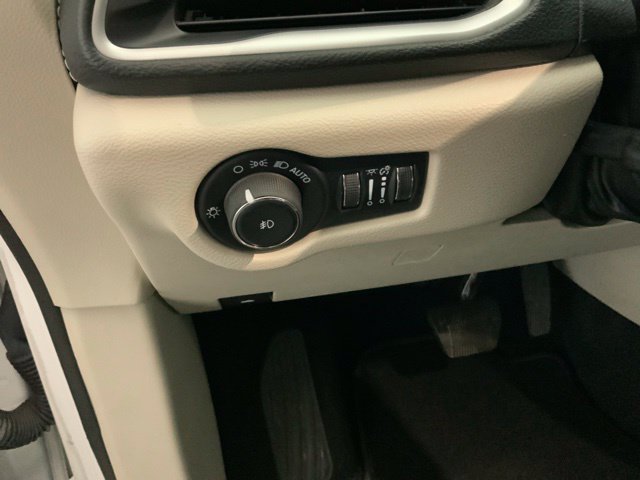 Used 2024 Chrysler Pacifica Limited FWD image 16