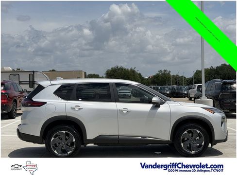 Used 2025 Nissan Rogue SV AWD/4WD image 3