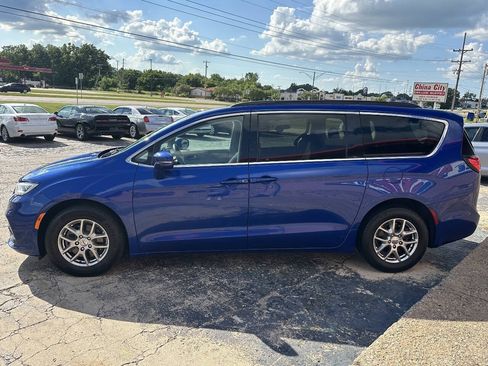 Used 2021 Chrysler Pacifica Touring FWD image 5