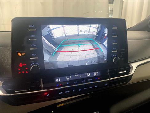 Used 2022 Toyota Sienna XLE w/ XLE Plus Package image 19