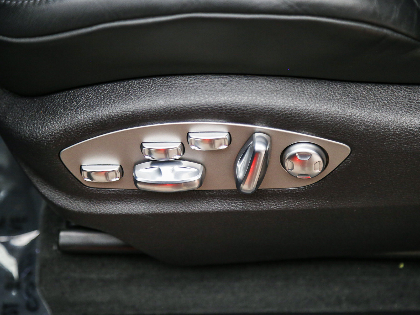 Certified 2026 Porsche Macan AWD/4WD image 25