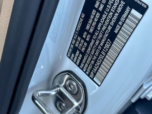 Certified 2025 Porsche Macan image 28