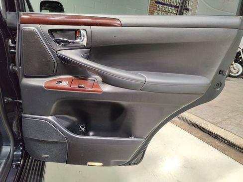 Used 2015 Lexus LX 570 4WD w/ Luxury Package image 17