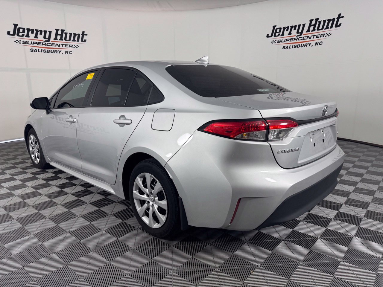 Used 2025 Toyota Corolla LE FWD image 9