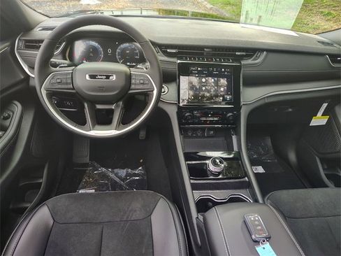 New 2025 Jeep Grand Cherokee Altitude image 16