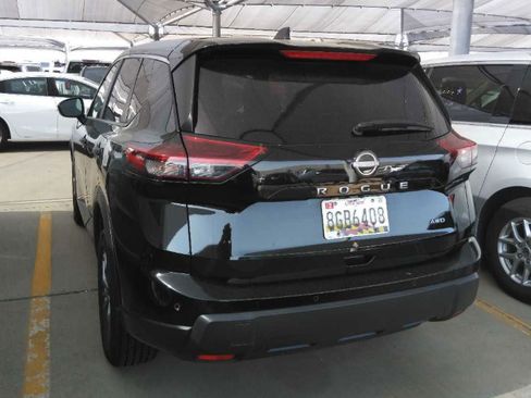 Used 2024 Nissan Rogue S AWD/4WD image 3