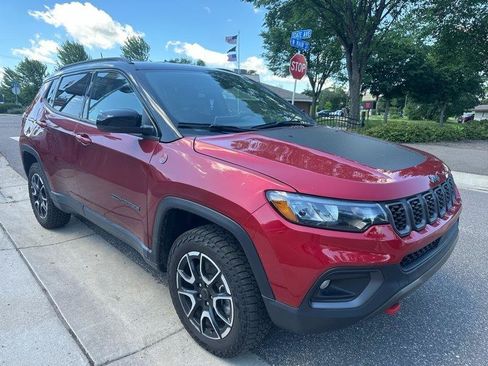 Used 2025 Jeep Compass Trailhawk AWD/4WD image 2