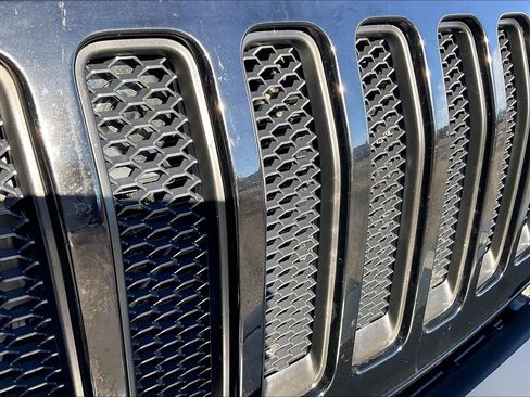 Used 2019 Jeep Wrangler Unlimited Sahara w/ Advanced Safety Group image 24