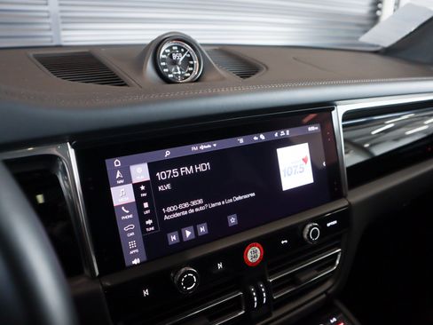 Certified 2026 Porsche Macan AWD/4WD image 19