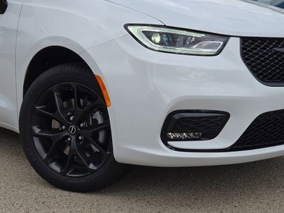 New 2026 Chrysler Pacifica Limited w/ S Appearance Package