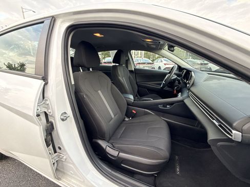 Used 2021 Hyundai Elantra SE FWD image 24