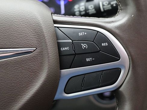 Used 2018 Chrysler Pacifica Touring-L image 19