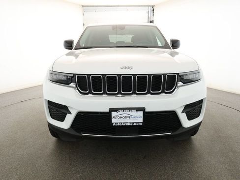 Used 2023 Jeep Grand Cherokee Laredo image 2