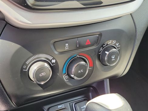 Used 2014 Jeep Cherokee Sport image 19