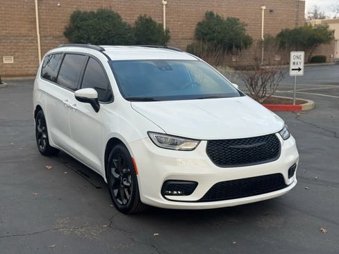 Used 2023 Chrysler Pacifica Touring-L w/ S Appearance Package FWD image 8