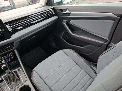 Used 2026 Volkswagen Jetta SE FWD image 12