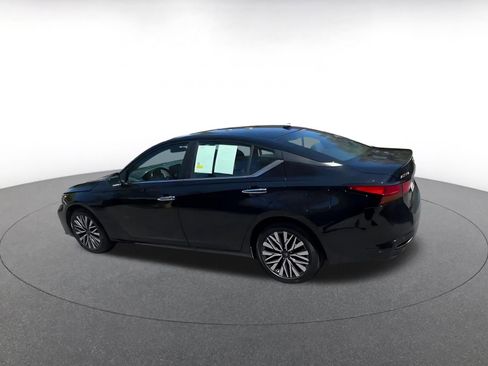Used 2025 Nissan Altima 2.5 SV FWD image 10
