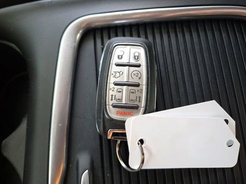 Used 2023 Chrysler Pacifica Touring-L FWD image 10