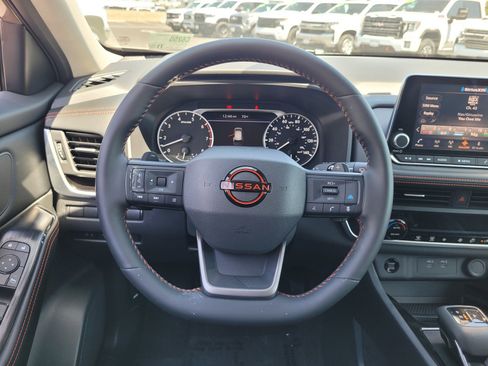 Used 2025 Nissan Rogue SV AWD/4WD image 17