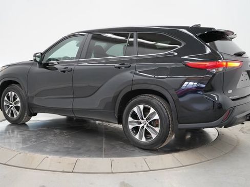 Used 2023 Toyota Highlander XLE AWD/4WD image 5