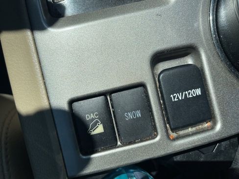 Used 2011 Toyota Highlander SE w/ Tow Pkg image 19