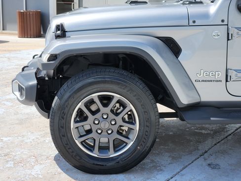 Used 2020 Jeep Gladiator Overland AWD/4WD image 9