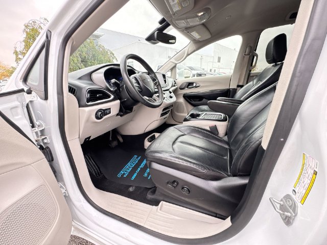 Used 2022 Chrysler Pacifica Touring-L w/ Uconnect Theater Family Group FWD image 10