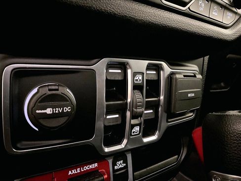 Used 2024 Jeep Wrangler Unlimited AWD/4WD image 31