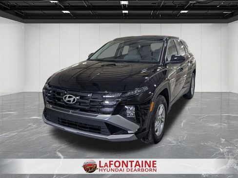 Certified 2025 Hyundai Tucson SE image 1