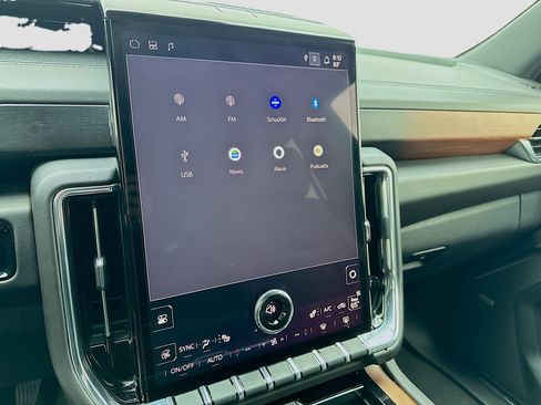 Used 2025 GMC Yukon Denali image 11