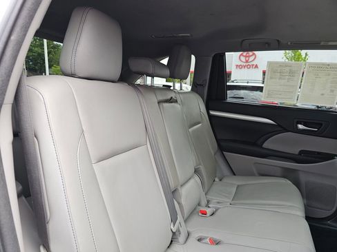 Used 2018 Toyota Highlander XLE AWD/4WD image 14