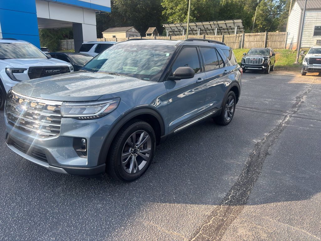 Used 2025 Ford Explorer Active w/ Active Comfort Package AWD/4WD image 2