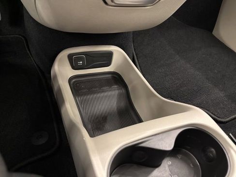 Used 2022 Chrysler Voyager LX FWD image 28