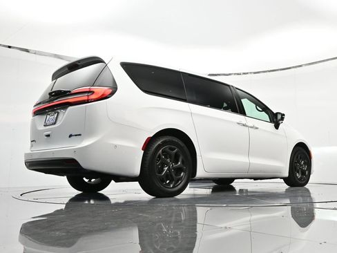 Used 2024 Chrysler Pacifica Select image 42