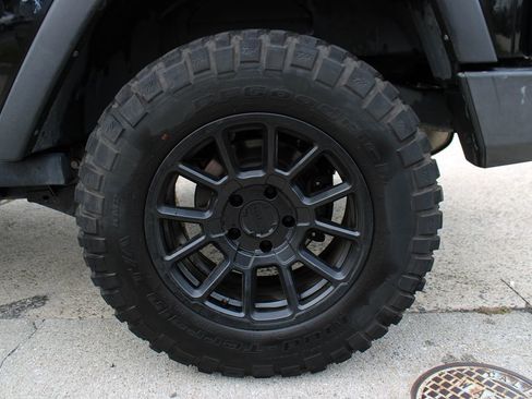 Used 2017 Jeep Wrangler Rubicon w/ Connectivity Group image 14