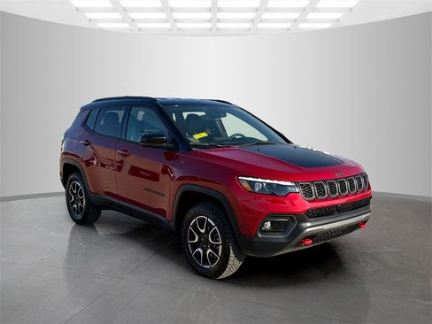 Used 2024 Jeep Compass Trailhawk w/ Trailhawk Elite Group image 3