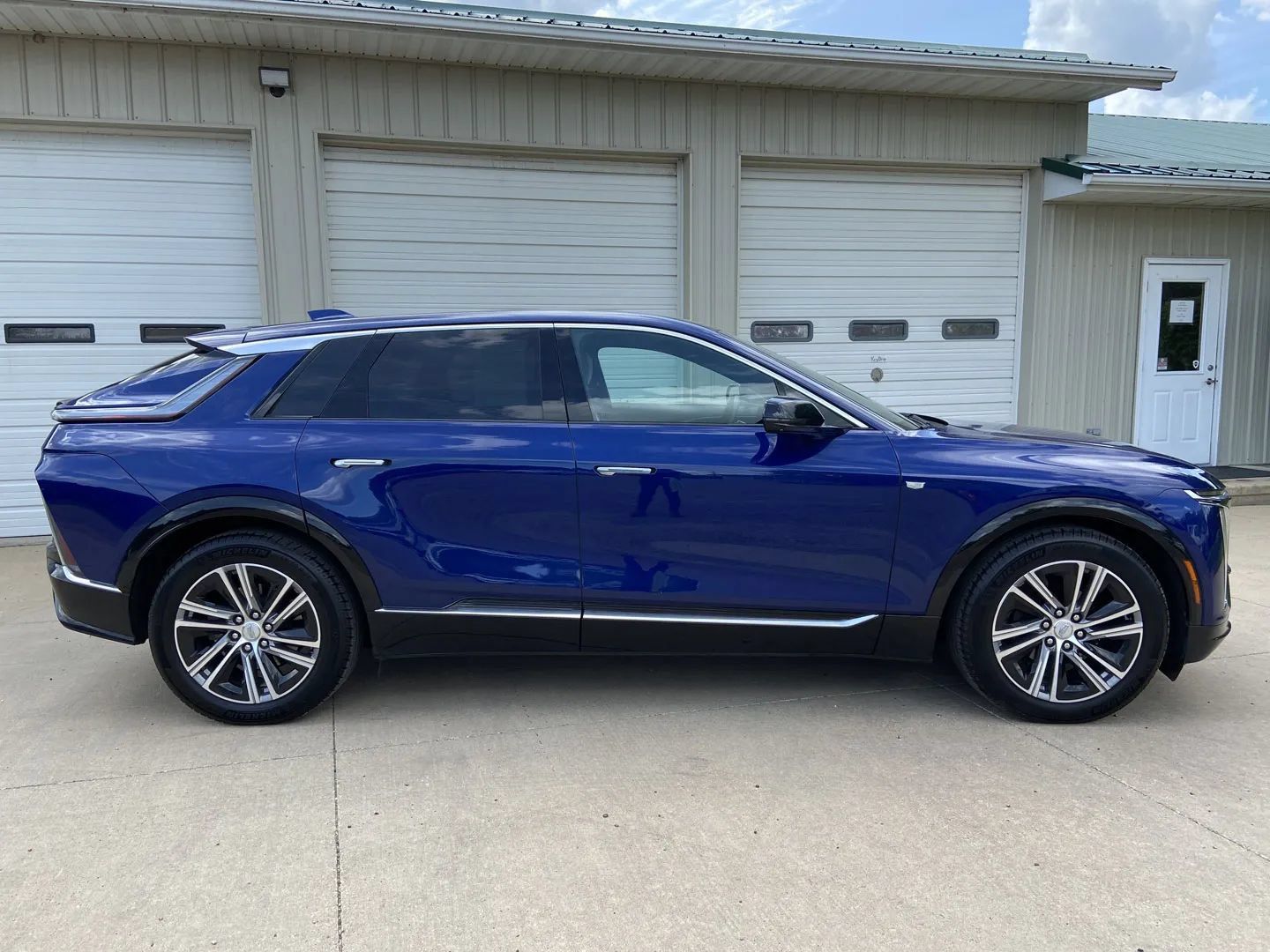 Used 2024 Cadillac Lyriq Luxury AWD/4WD image 7