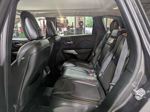 Used 2018 Jeep Cherokee Latitude Plus w/ Comfort/Convenience Group FWD image 14