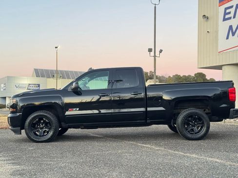 Used 2018 Chevrolet Silverado 1500 LT w/ Midnight Edition image 2