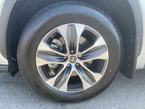 Used 2022 Toyota Highlander XLE AWD/4WD image 10