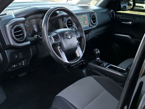 Used 2020 Toyota Tacoma TRD Sport image 11