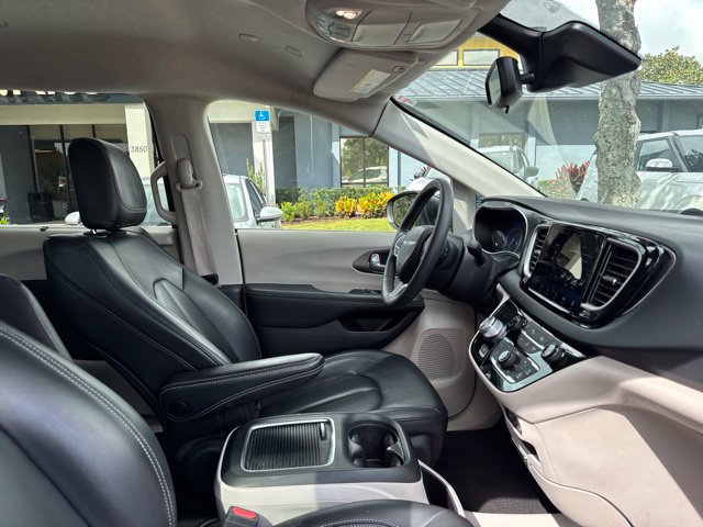 Used 2023 Chrysler Pacifica Touring-L FWD image 11