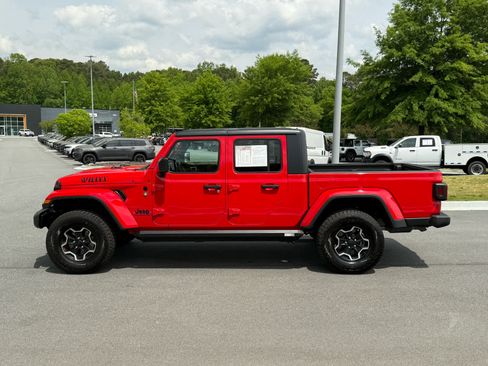 Used 2021 Jeep Gladiator Sport image 2