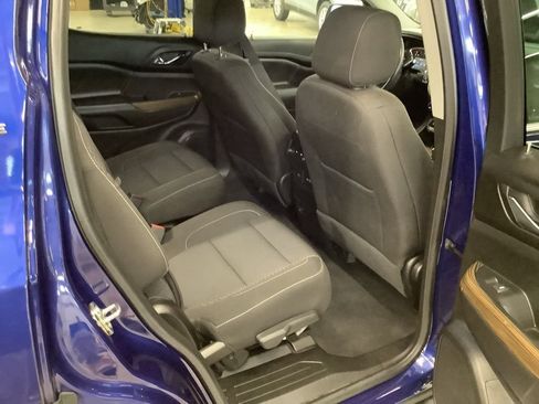 Used 2023 GMC Acadia SLE w/ Driver Convenience Package FWD image 16