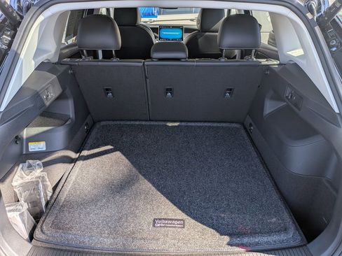 Used 2025 Volkswagen Tiguan SE w/ Panoramic Sunroof Package image 28