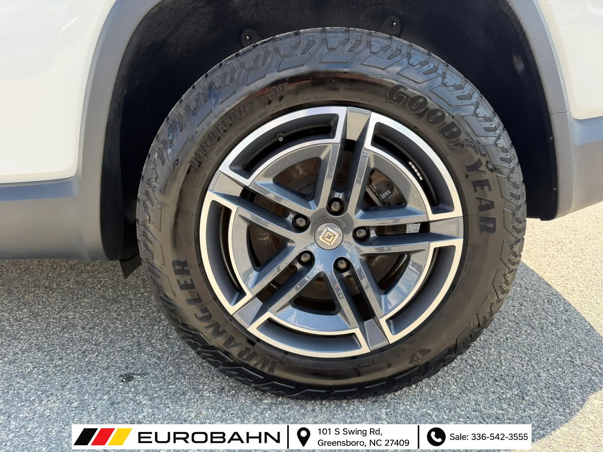 Used 2025 Rivian R1S Adventure Dual AWD/4WD image 28