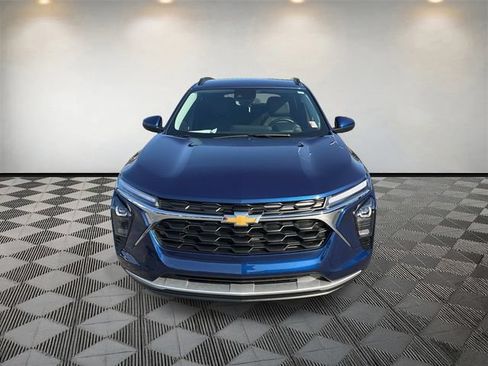 Used 2024 Chevrolet Trax LT w/ LT Convenience Package FWD image 2