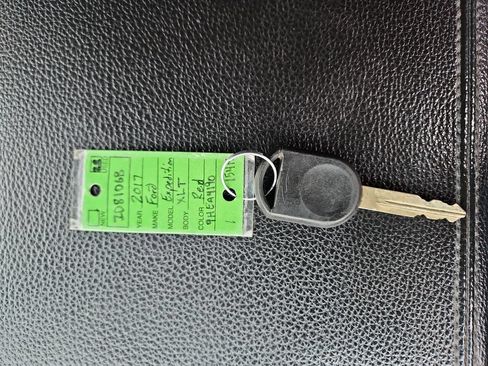 Used 2017 Ford Expedition XLT w/ Equipment Group 202A AWD/4WD image 28