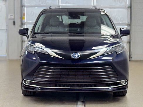 Used 2024 Toyota Sienna XLE image 2
