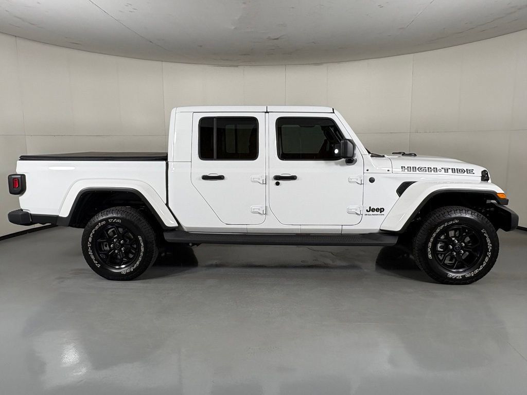 Used 2025 Jeep Gladiator Sport AWD/4WD image 9